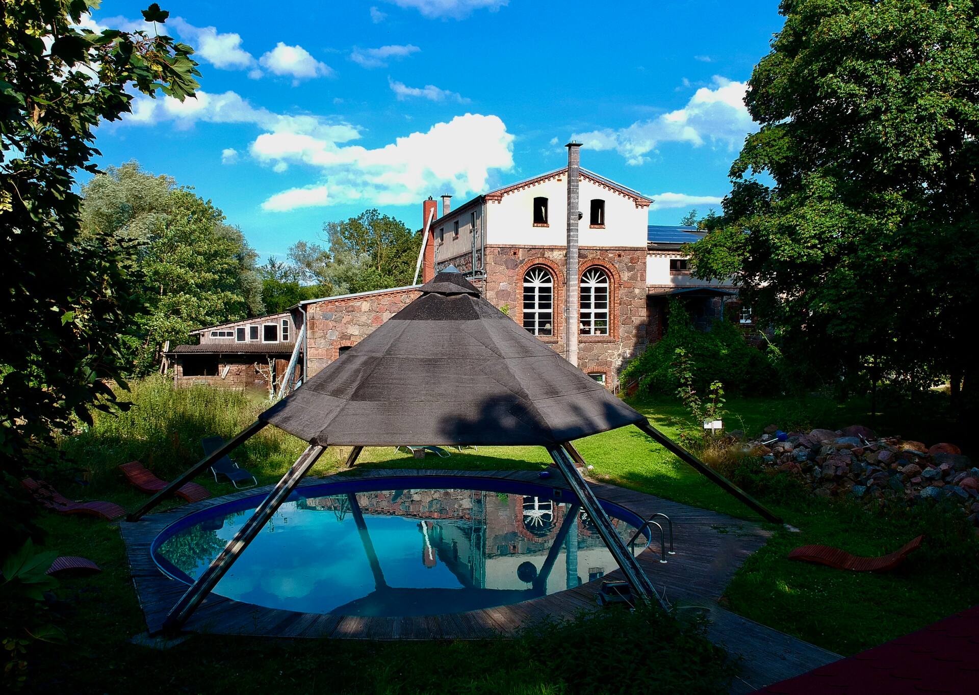 Villa S&I — Pool & Hauptgebäude